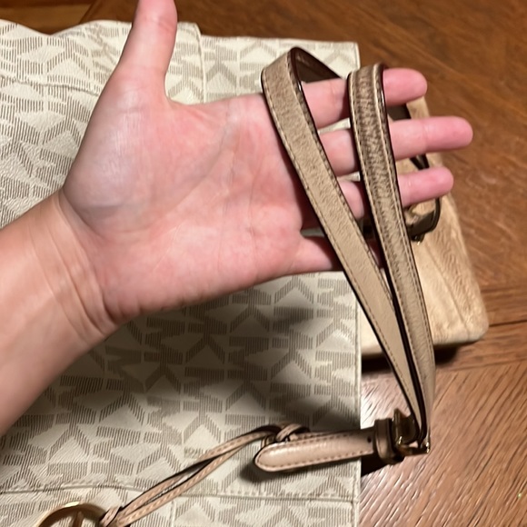 Michael Kors tote bag/purse with makeup/accessory pouch. - Picture 3 of 7